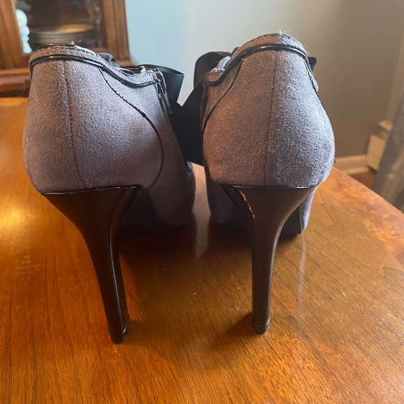 #3. Size 7, 4 inch Grey heels with black bow - Picture 4 of 5
